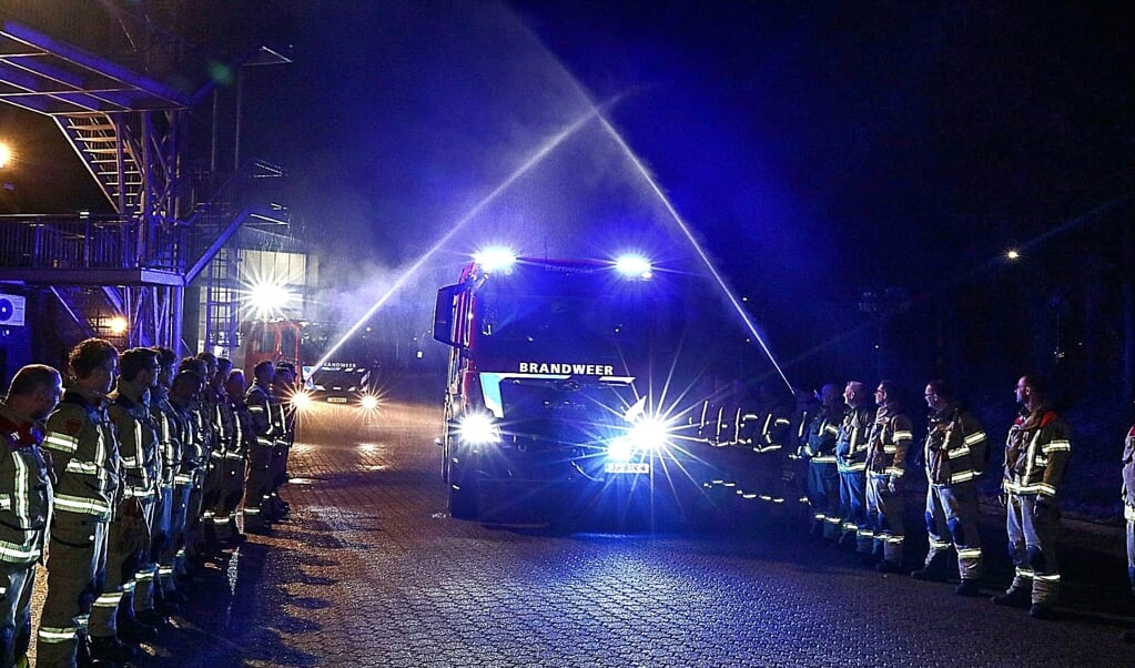 De erehaag voor de nieuwe tankautospuit.