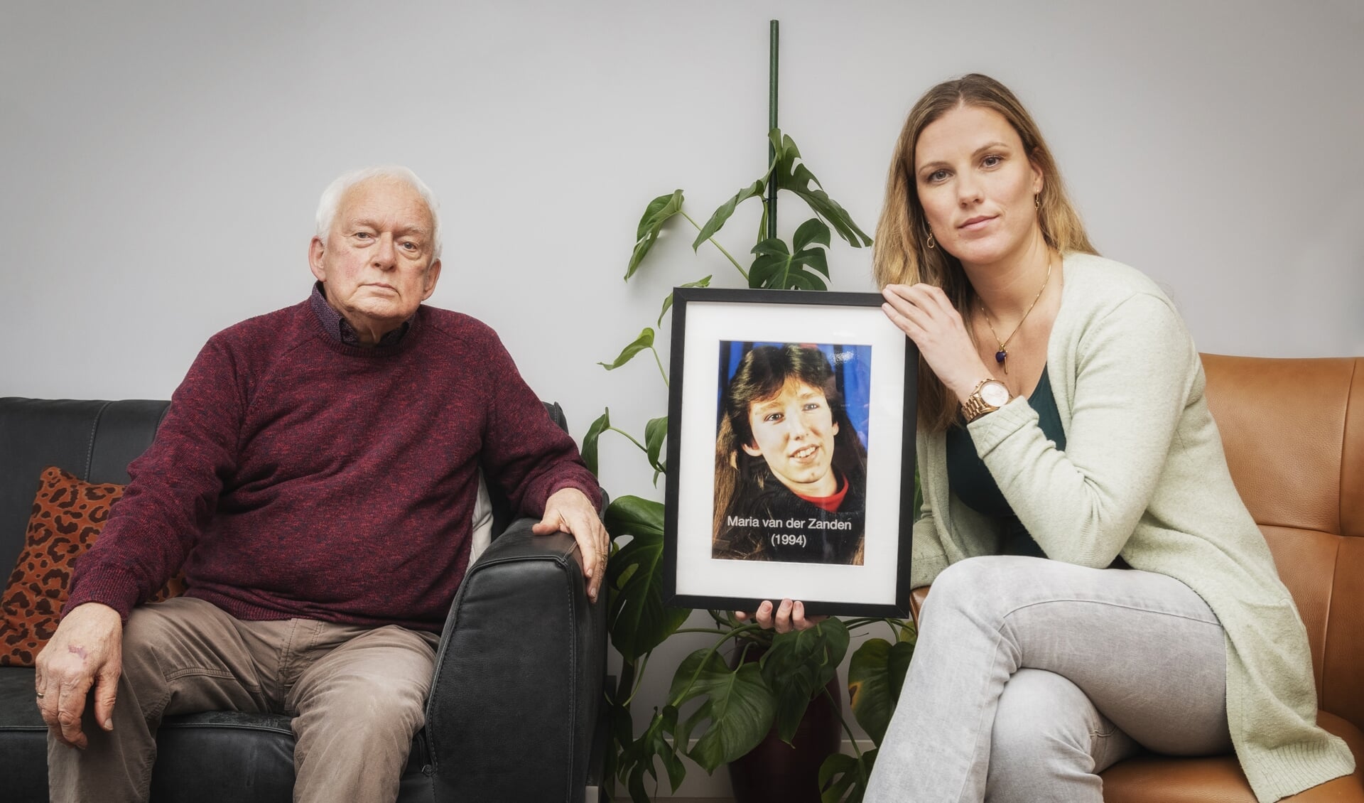 Vader Ab van der Zanden en Kelly de Vries met een foto uit 1994 van de vermiste Maria van der Zanden. Ze was toen 22 jaar. Kelly is directeur van de Peter R. de Vries Foundation.