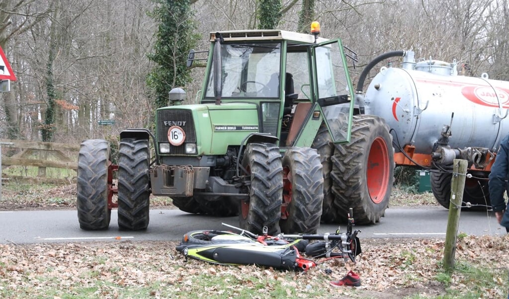 Brommerrijder Gewond Na Aanrijding Door Tractor | Nieuws Uit De Regio ...