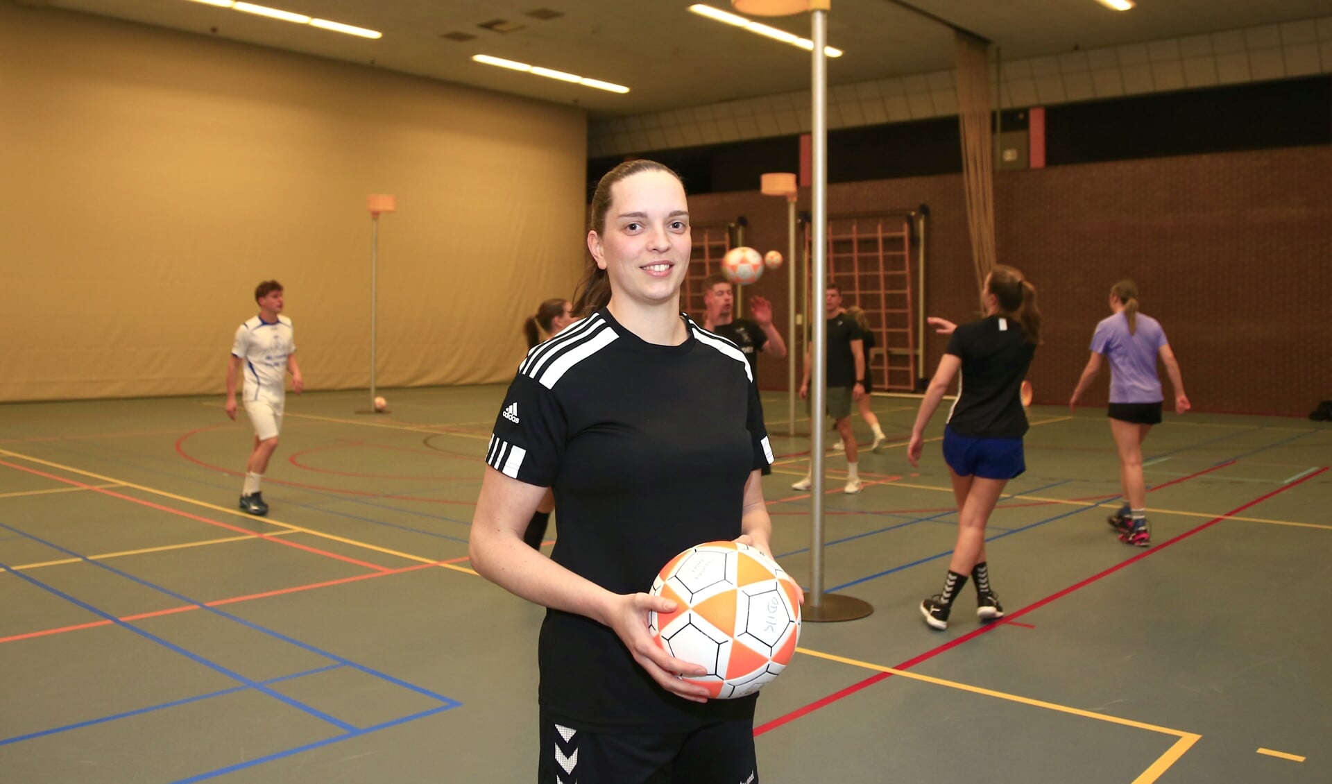 Korfbalster Marieke Meijer van DWS gaat vol voor handhaving.