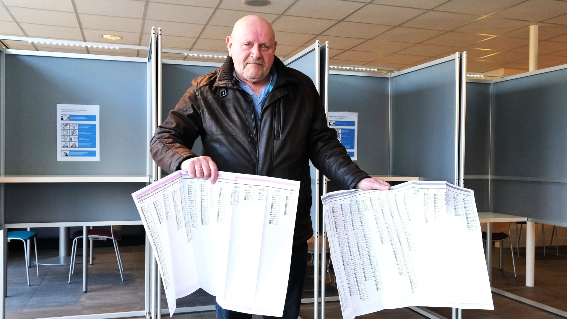 Zwevende kiezer Gerrit van der Klift heeft de stemlijsten nog eens goed bekeken voordat hij het vakje inkleurde.