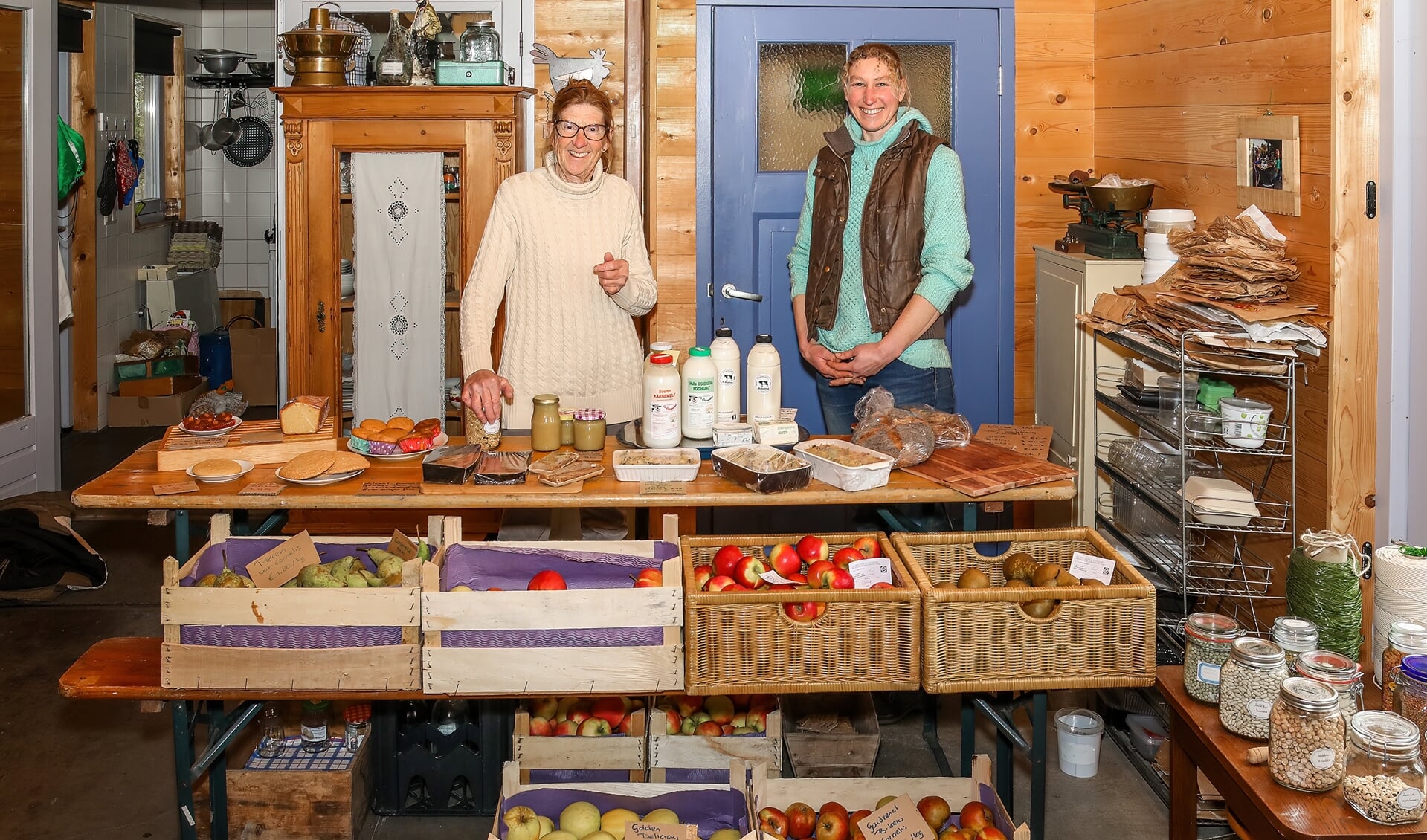 Elly Kool ( links ) en Anne Hollander in hun winkeltje op Tuin Brassica.