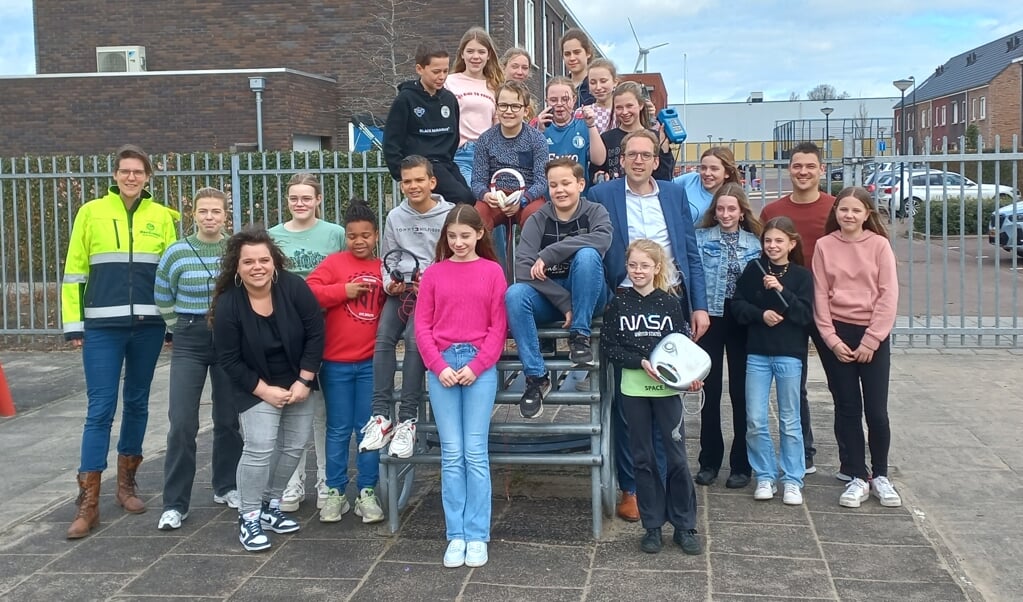 Wethouder Arjan Meerkerk gaf maandag 13 maart het startsein van de E-Waste Race op basisschool IKC Merwede in Hardinxveld-Giessendam.