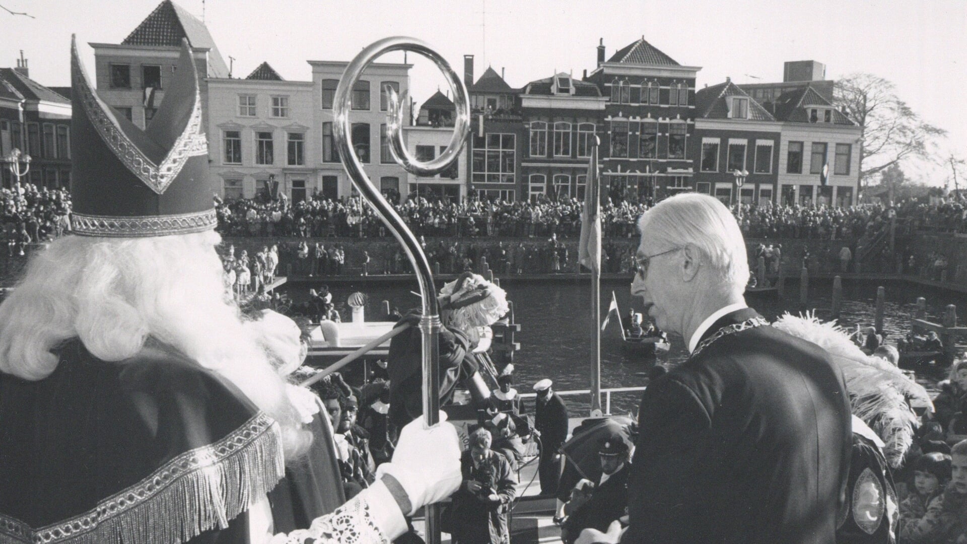 Burgemeester L. Vleggeert ontvangt Sinterklaas in de Lingehaven tijdens de landelijke intocht  in 1989