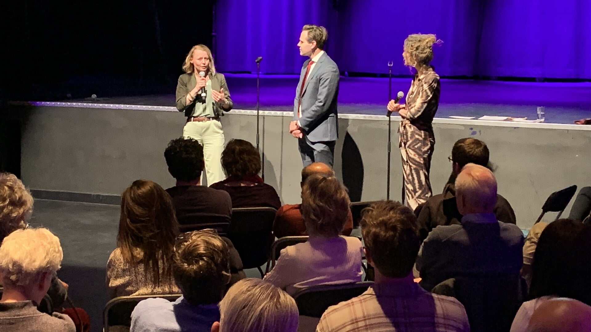 De wethouders Floor Gordon en Marijn van Ballegooijen bij het Stadsgesprek in P60 over discriminatie.