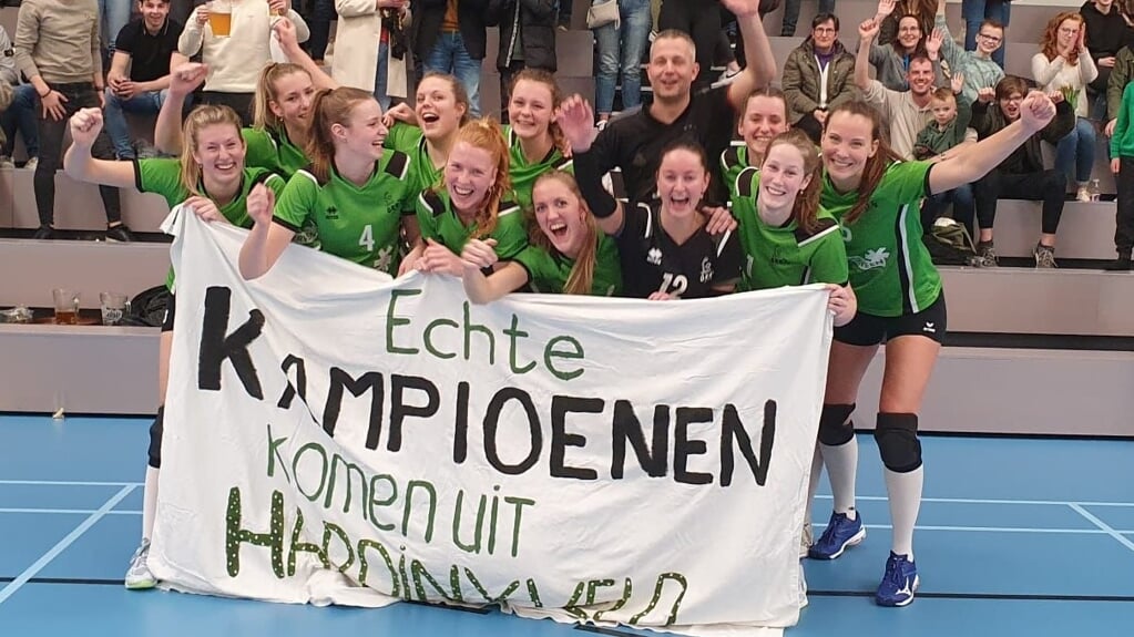 De Hardinxveldse Volleybaldames Van OKK ’70 Zijn Kampioen Na Een ...