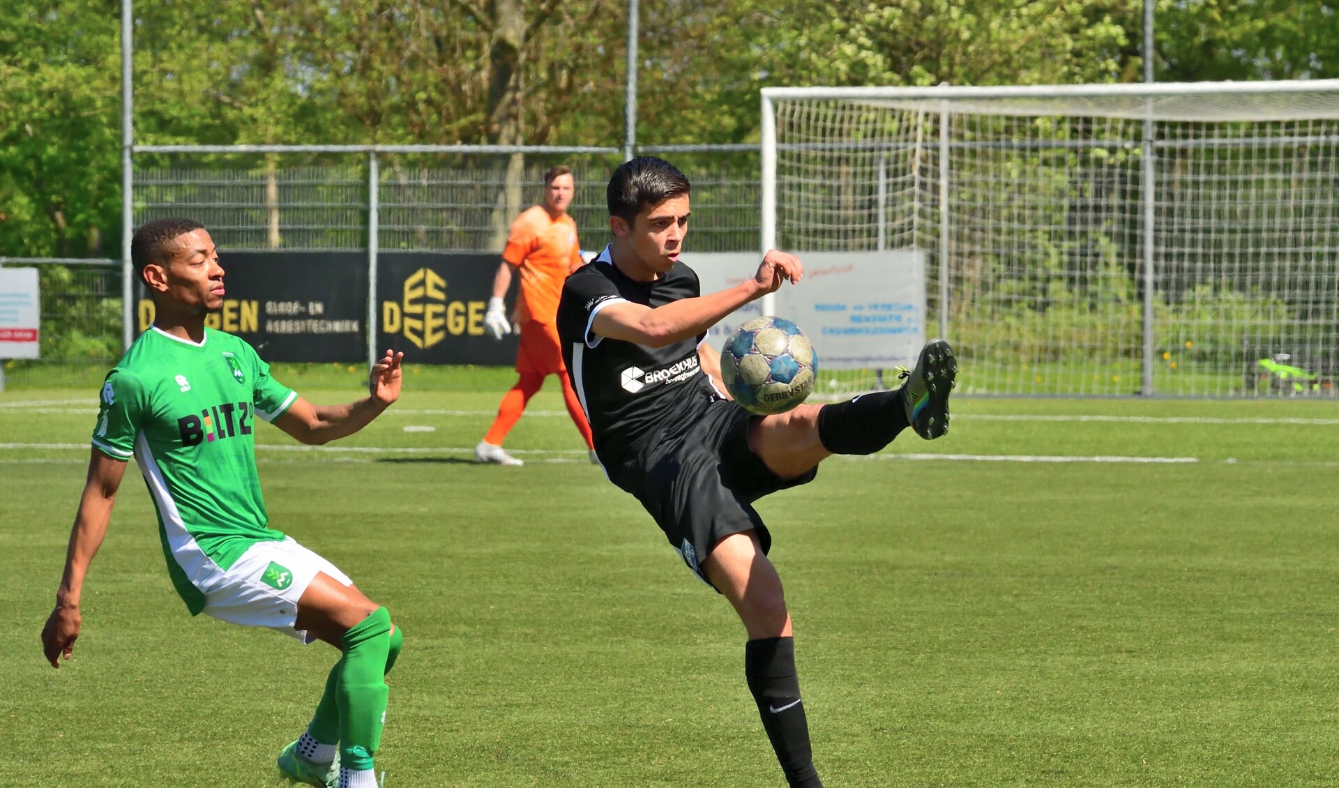 Lucas Veenendaal (SDC Putten) haalt de bal weg tegen Monnickendam. (foto: Melis Geurts)