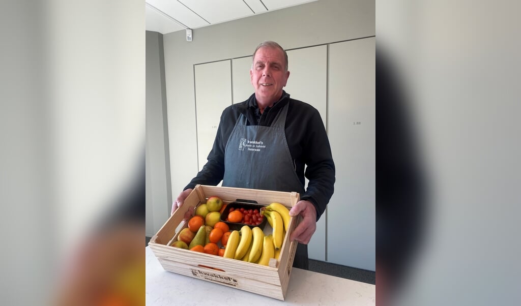 Groenteboer Kwakkel met de eerste levering van het  werkfruit.