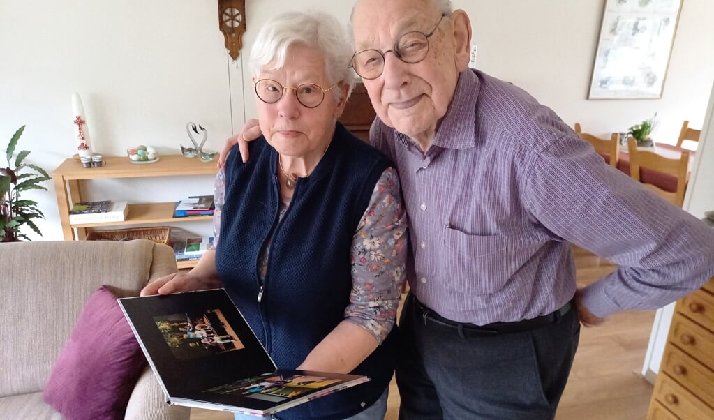Ted van Zadel (102) en Adri van Valen (83) zijn nog altijd gek met elkaar. Ze vullen elkaar in alles aan.