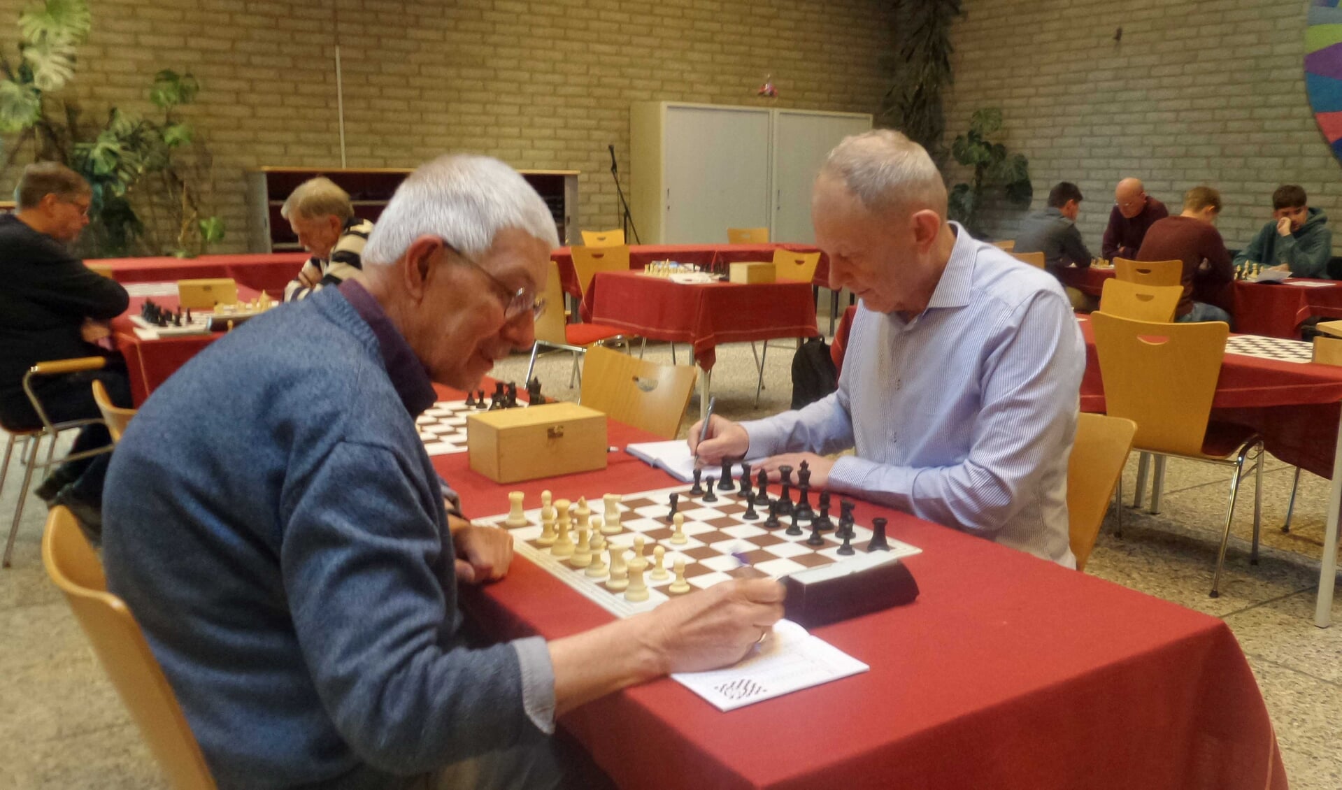 De nieuwe wedstrijdleider Willem de Wilde (rechts) moest in remise berusten.