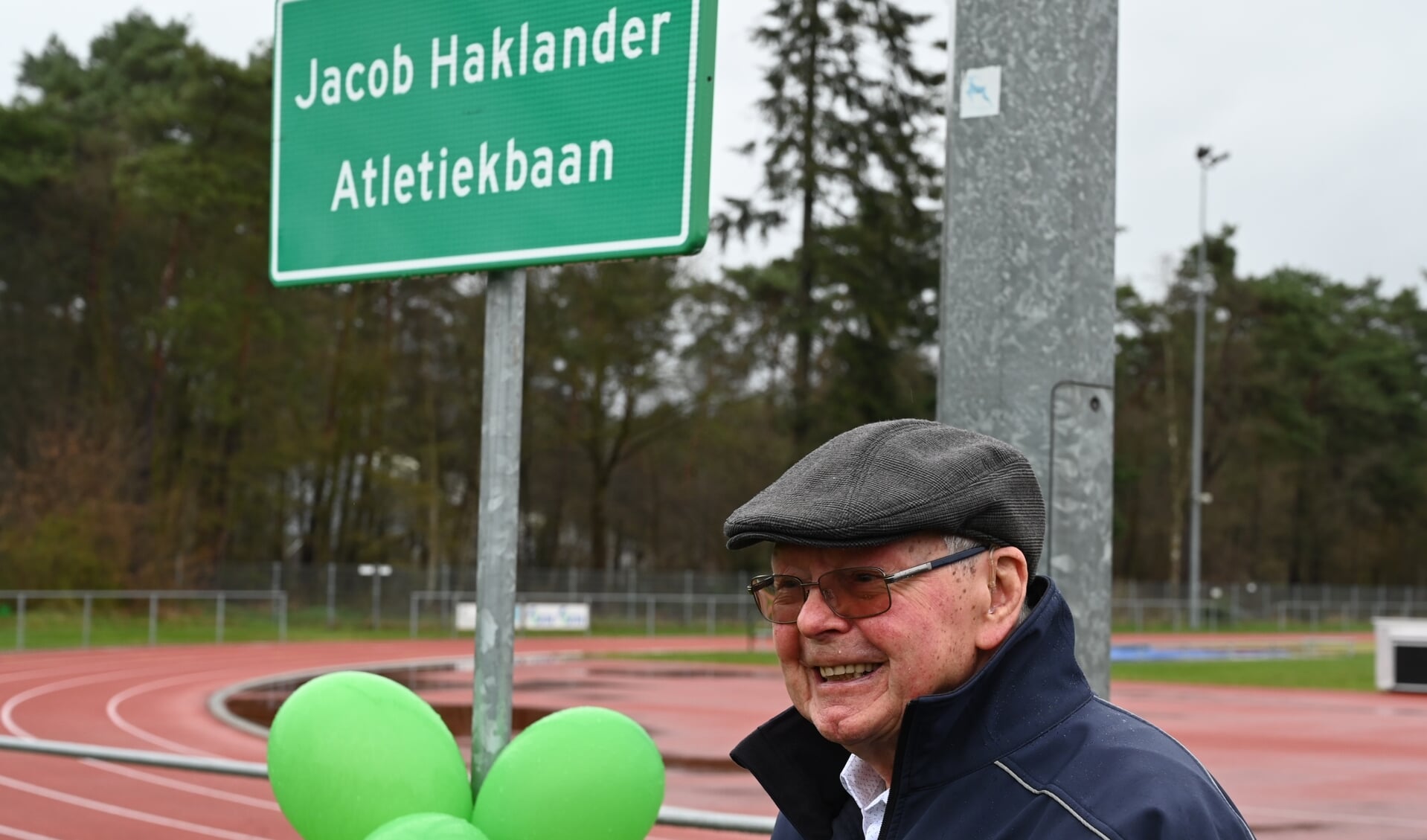 Jacob Haklander kreeg de atletiekbaan naar zich vernoemd en was zichtbaar trots.