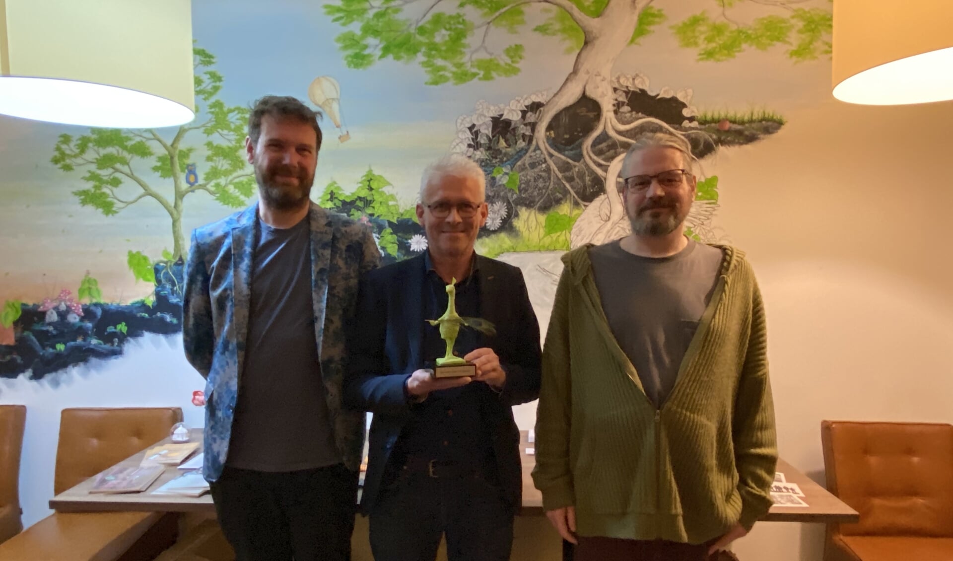 Van links naar rechts: Dolf Veenvliet hoofddocent, Frank Houben directeur, Arthur Keijzer docent 3D Ambacht met de Dikke Duim wisseltrofee. 