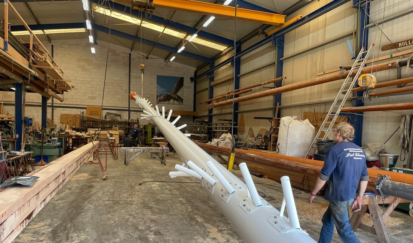 De nieuwe mast in wording bij scheepstimmerbedrijf Piet Blauw uit Stavoren