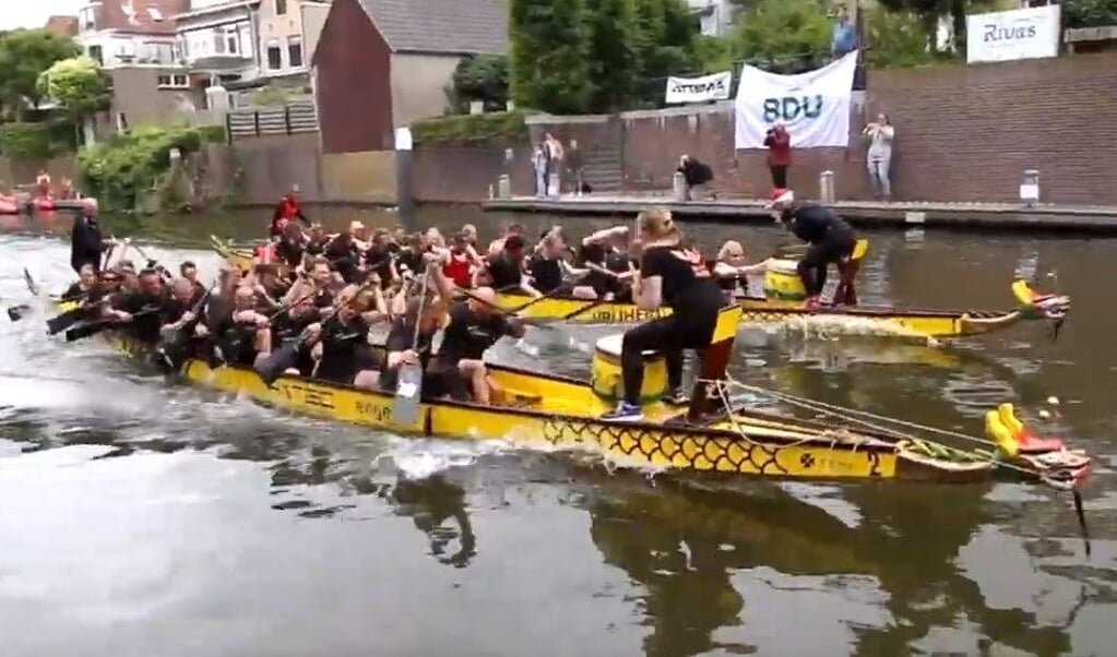 Twee drakenboten van Gorinchemse drakenbootverenigingen Dragons on Fire en Riverdragons 