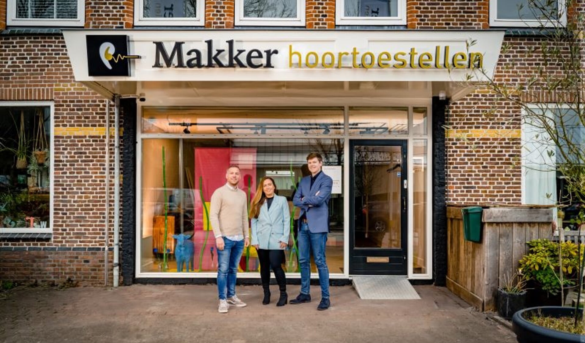 Het team van Makker Hoortoestellen voor het pand aan de Noorddammerlaan. Rechts Daan Bossong.