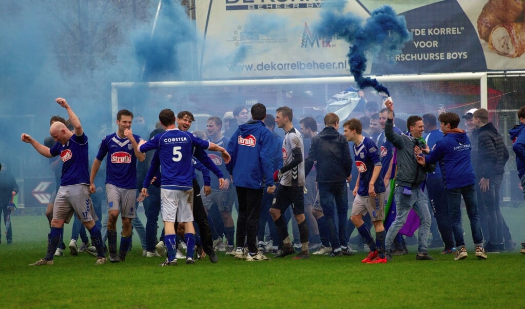 Feest op het veld in Terschuur.