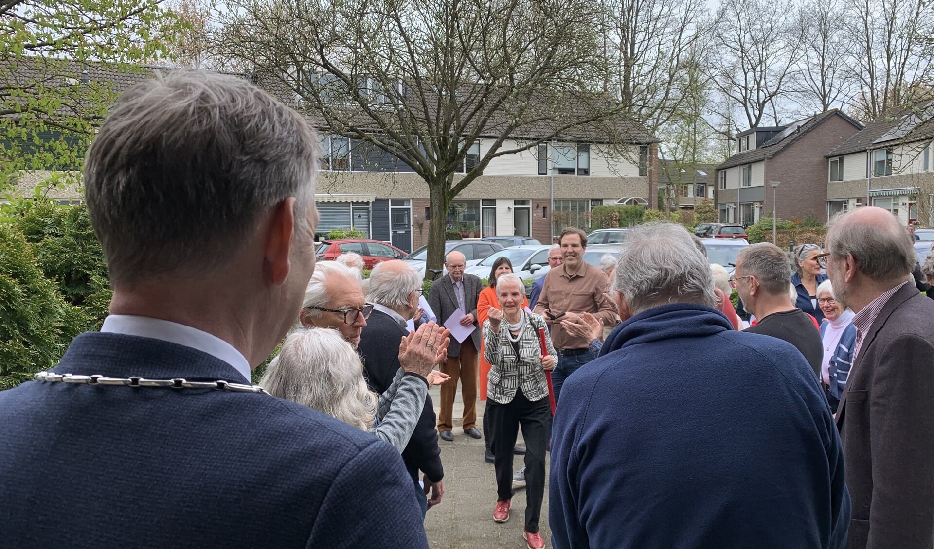 Pien de Lange-Lunenborg is totaal verrast wanneer de burgemeester en tientallen vrienden en bekenden haar thuis opwachten.