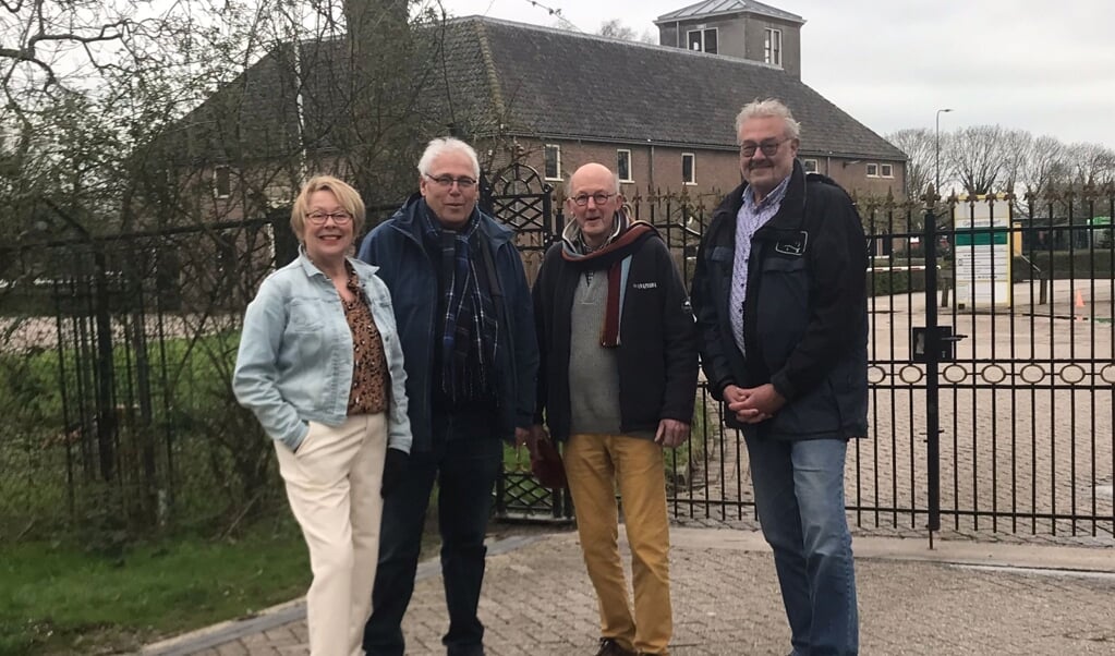 Marian Kosterman, Frans Hoving, Hans Korthorst en Guus Beugelink van de Wijkse trekkersgroep Knarrenhof