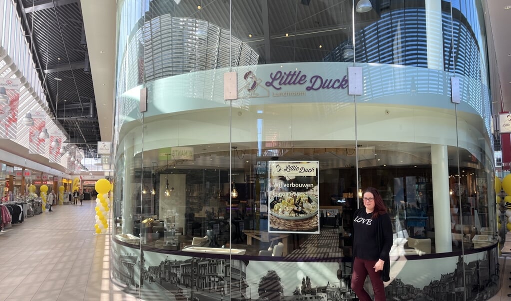 Mariska Manten voor het pand van Little Duck in winkelcentrum Scheepjeshof dat vanaf vandaag (5 april) geopend is.