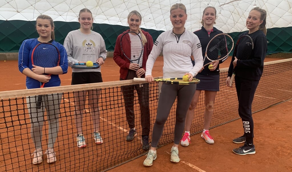 Kayleigh Didderiens, Senne Janssen, Dewi Dijkman, Pippa Bosman, Emily Schut en Inge Vijsma (v.l.n.r.) van tennisvereniging Shot.