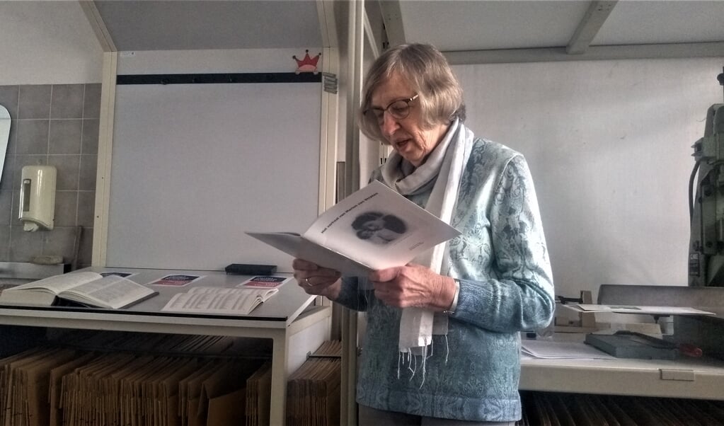 Janneke de Moei leest voor uit een brief van Saar van Straten (1915-1943) aan de familie Verlee in Gorinchem