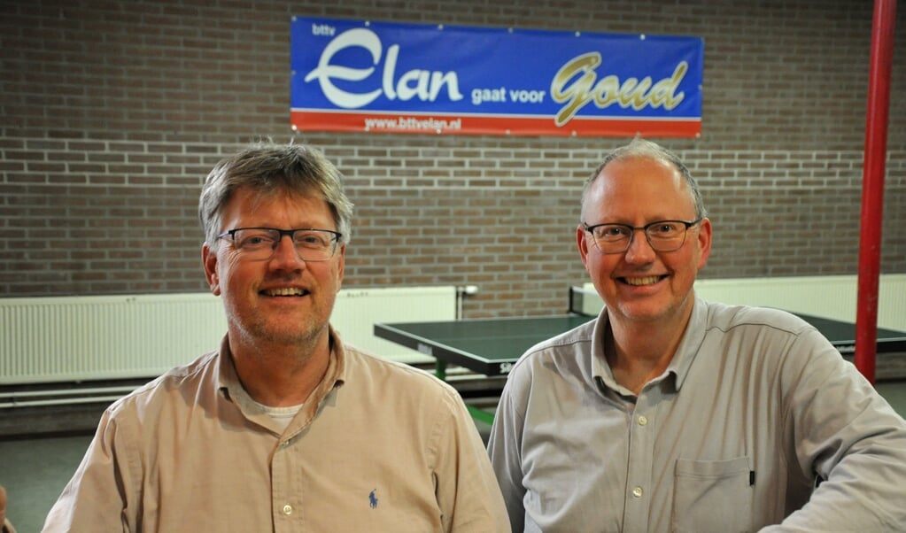 Michel (links) en Rob Brinkman zijn door hun moeder gaan tafeltennissen en doen dat 49 jaar later nog steeds, bij Elan.