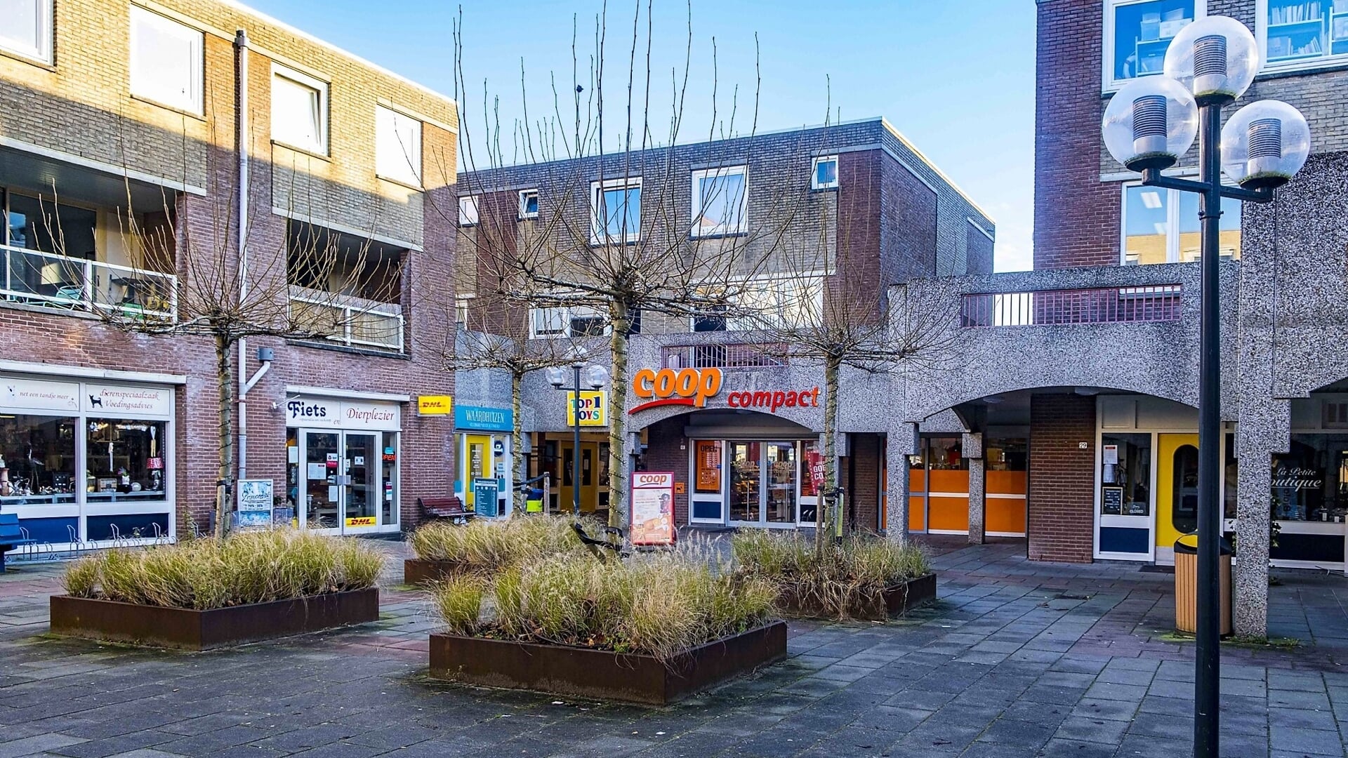 Winkelcentrum Waardhuizen met de inmiddels gesloten Coop-supermarkt.