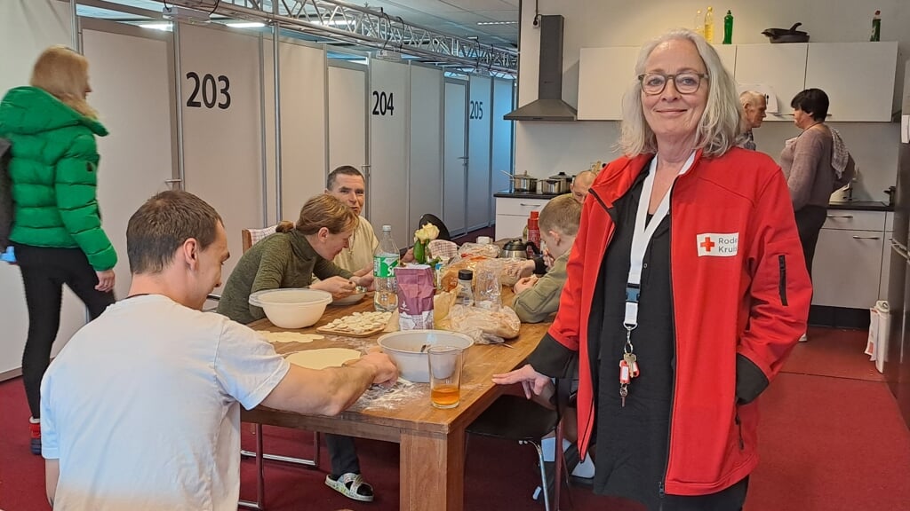 Anne Sloot van het Rode Kruis. Zowel het Rode Kruis als Participe Amstelland zijn actief op de opvanglocatie.