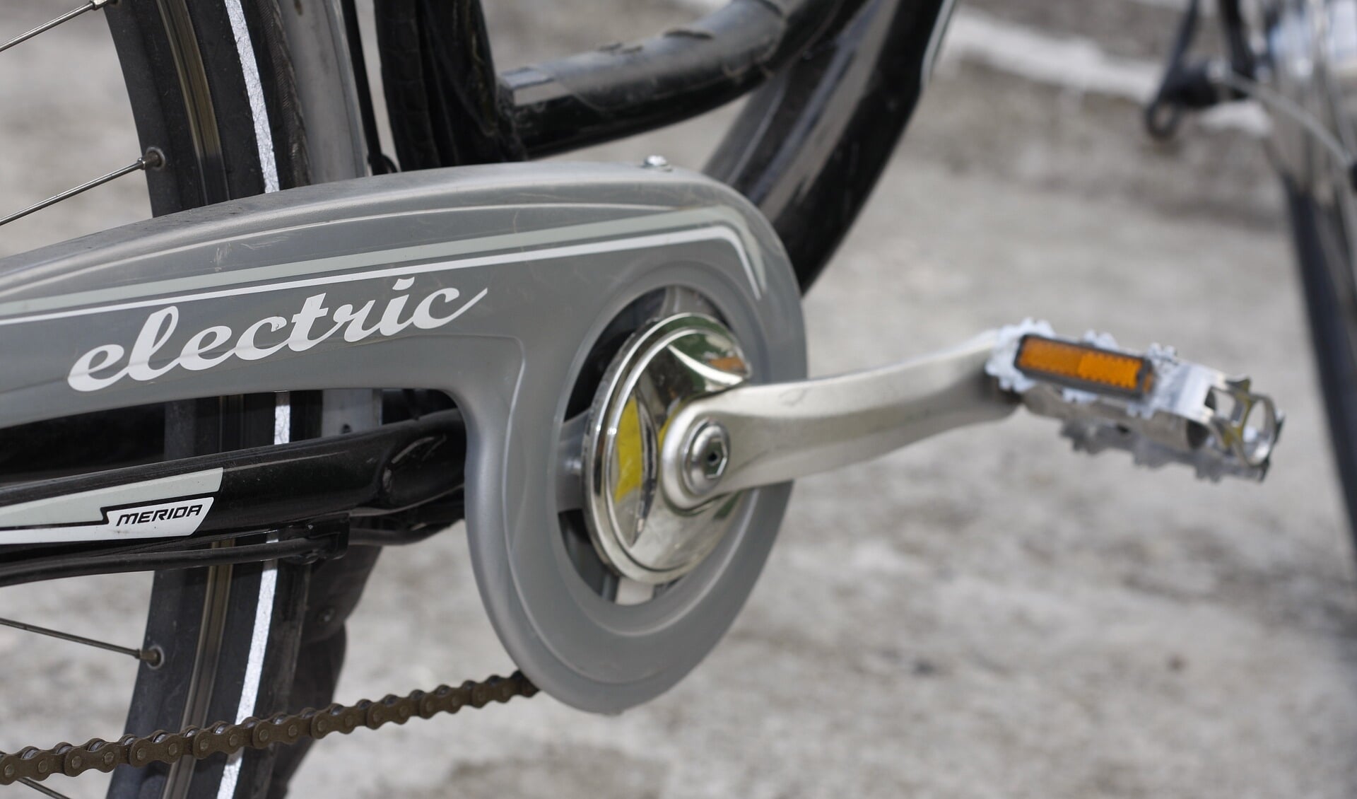 Veel ongelukken gebeuren er met opgevoerde elektrische fietsen, die in vergelijking met een normale fiets veel sneller gaan.
