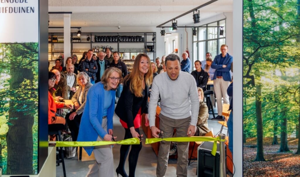 Saskia van Dockum, Anne Marie ’t Hart en Sem Harten openen het vernieuwde Bezoekerscentrum Koetshuis Beerschoten
