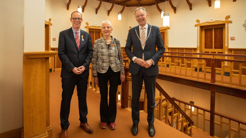Marco Haas (links) en Pien de Lange-Luneman kregen woensdag een koninklijke onderscheiding uit handen van burgemeester Mark Röell.