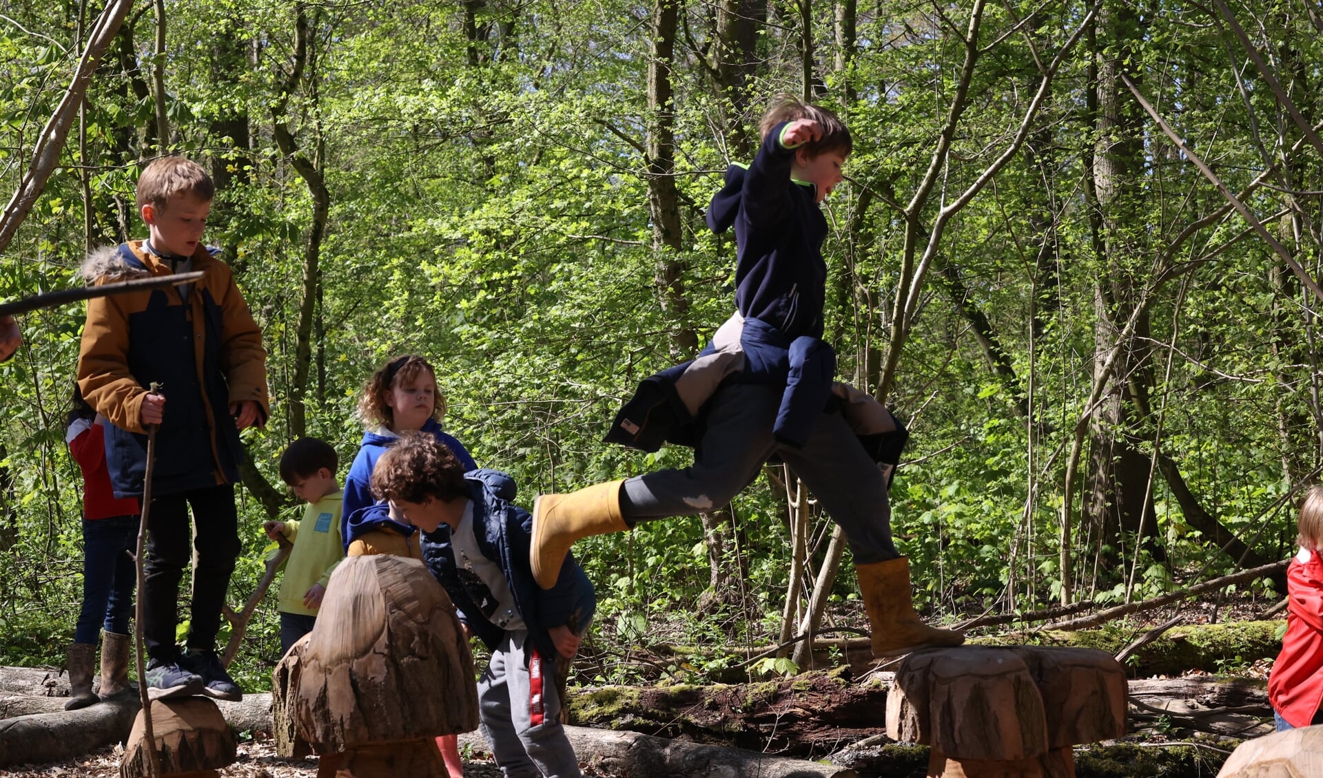 Kinderen van de Forest School namen het nieuwe kinderwandelpad in het
Amsterdamse Bos in gebruik.
