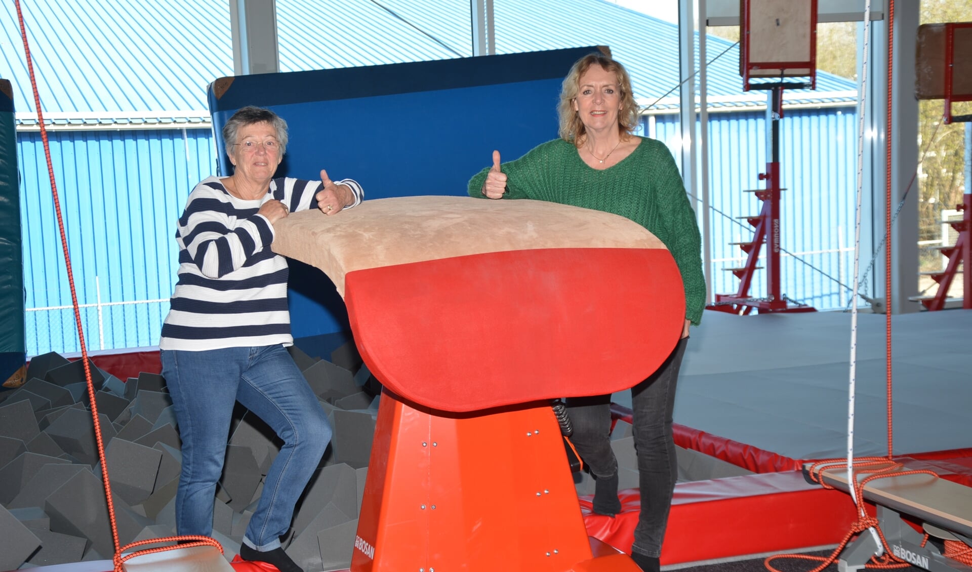 Iepke (links) en Gerda bij de valkuil.