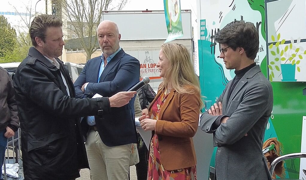 Opleverfeest warmtenet van de Willem-Alexanderflat. 
Ruben Duinker  praat met directeur-bestuurder Marije Buursink van Poort6