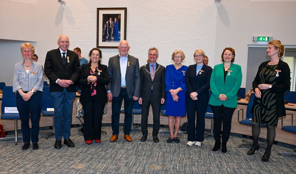Liefst negen koninklijke onderscheidingen reikte burgemeester Rob Metz vandaag uit op het gemeentehuis. Rineke Hurenkamp ontbreekt op de foto, zij kreeg later vandaag haar onderscheiding.