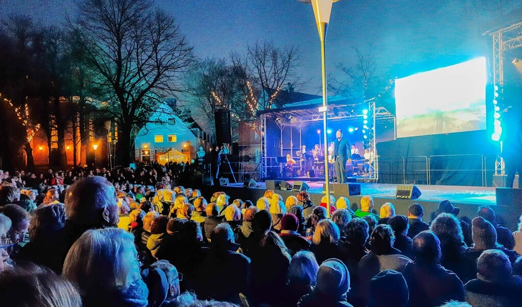 The Passion in Ouderkerk aan de Amstel is woensdag 5 april druk bezocht, zeker honderden bezoekers kwamen kijken en luisteren naar dit evenement.