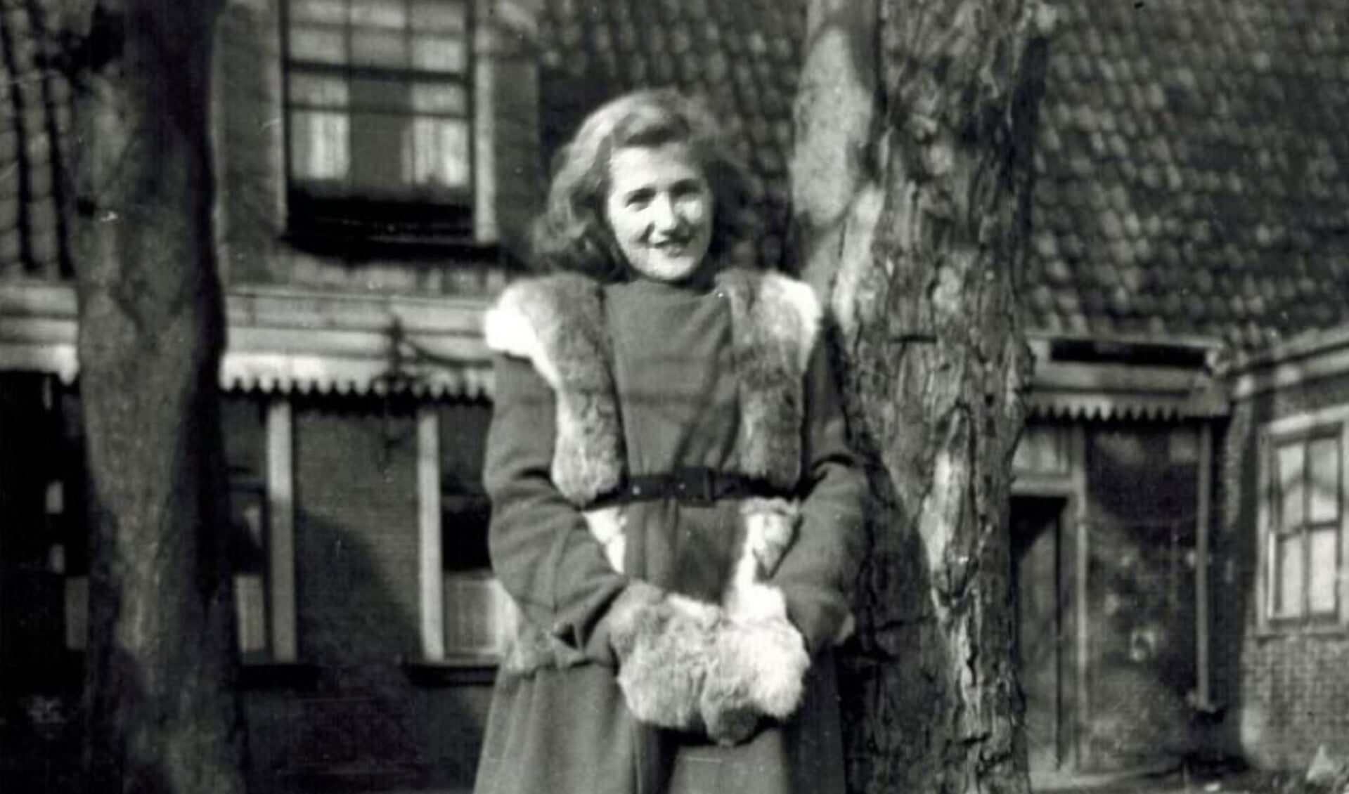Marga Minco in de winter van 1943-1944 aan de achterzijde van haar onderduikadres in Heemstede.