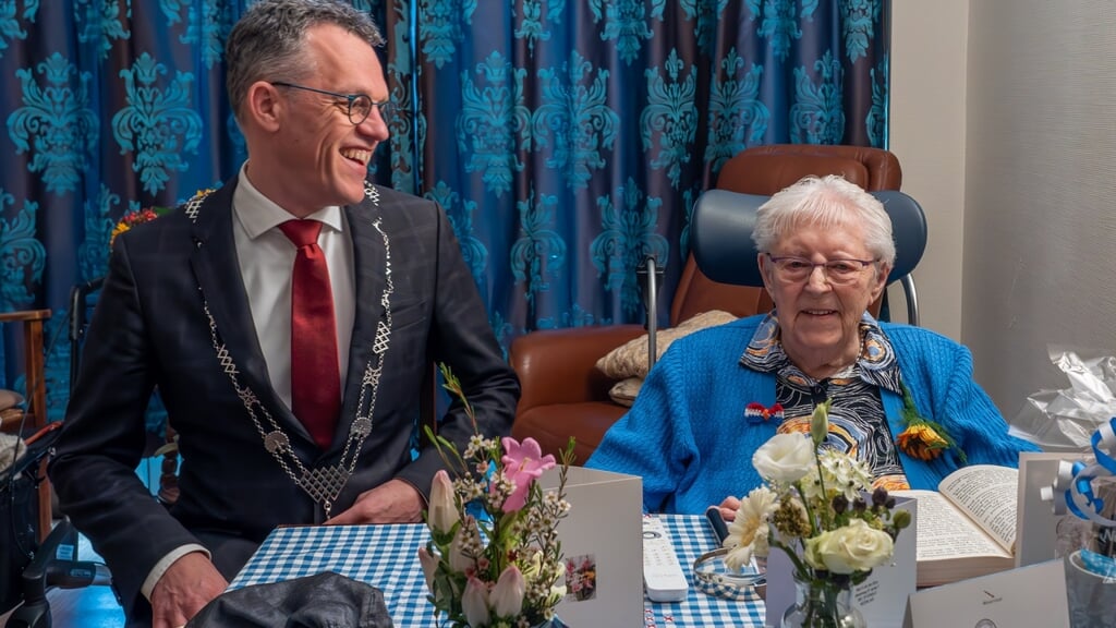 Burgemeester Van Daalen feliciteerde Annie Kamphorst uit Ermelo met haar 104e verjaardag.