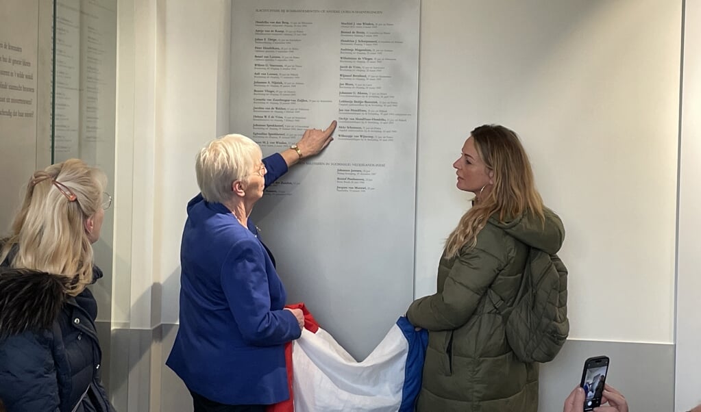 Hennie Mulder-van Mondfrans en Joyce van Mondfrans onthullen de plaquette met dertig nieuwe namen in de Gedachtenisruimte.