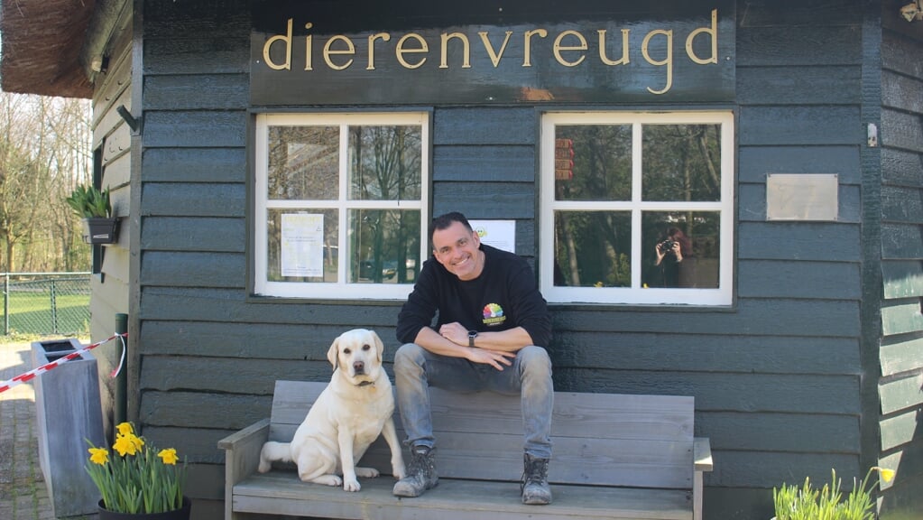 Michel Schreijnders samen met boerderijhond Shiva.
