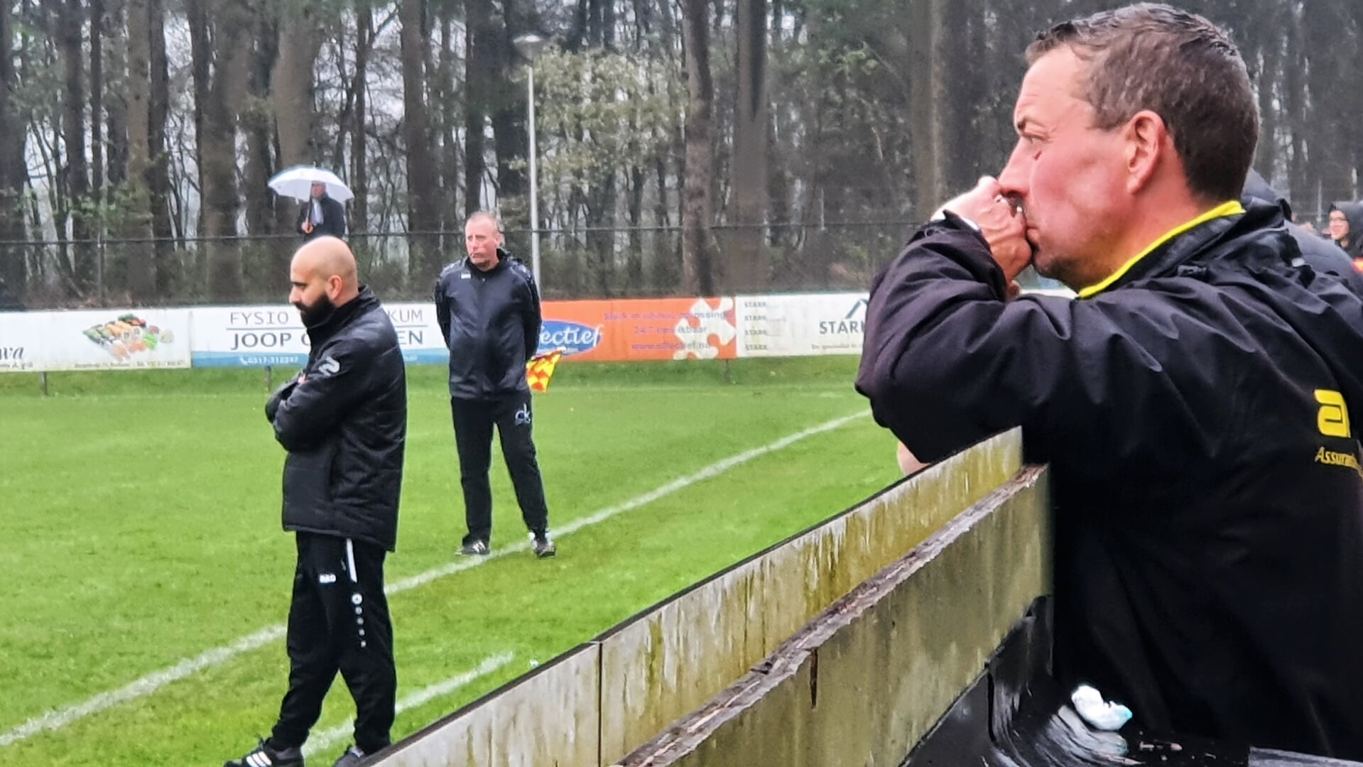Redichem-trainer Maarten Kerkhof (voorgrond) wordt komend seizoen de hoofdtrainer bij de Renkumse fusieclub SCW'23. Zijn CHRC-collega Khaiber Intezar (links) gaat komend seizoen aan de slag als hoofdtrainer bij Ede/Victoria.