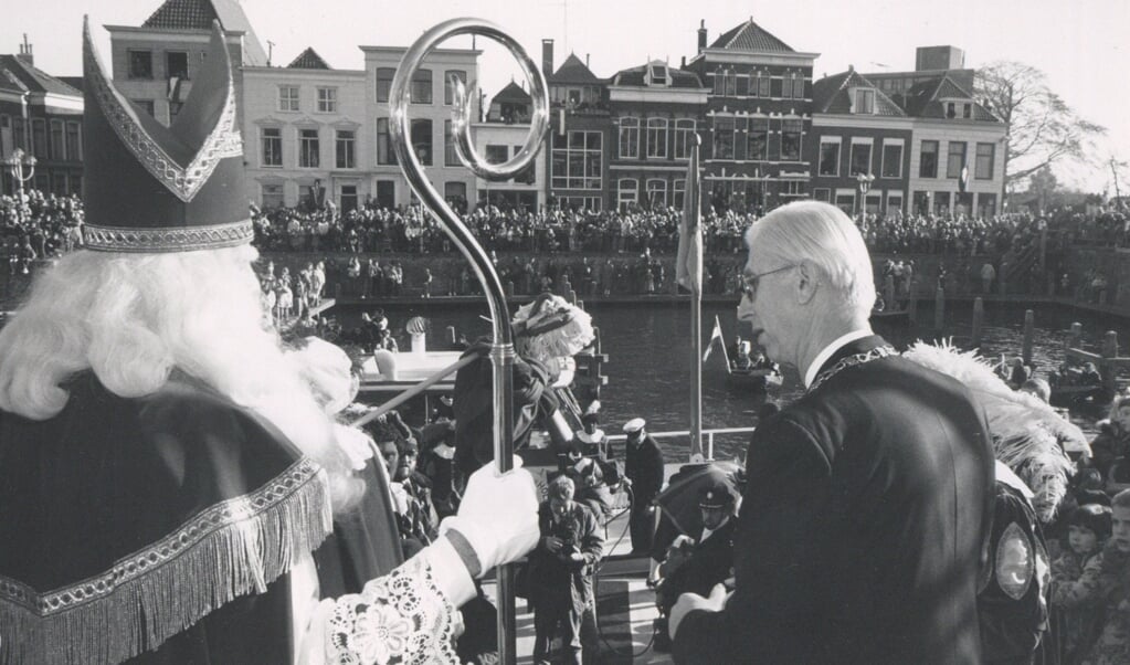 Burgemeester L. Vleggeert ontvangt Sinterklaas in de Lingehaven. 