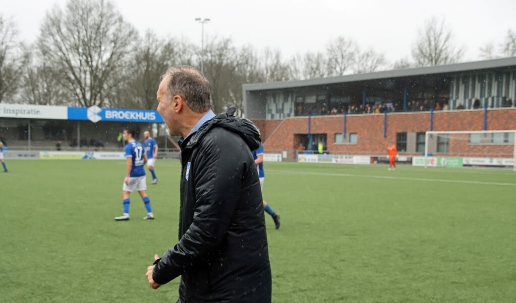 Ton Cornelissen in zijn eerste optreden als interim-trainer van SDC Putten in het thuisduel met koploper BOL, dat eindigde in een gelijkspel.