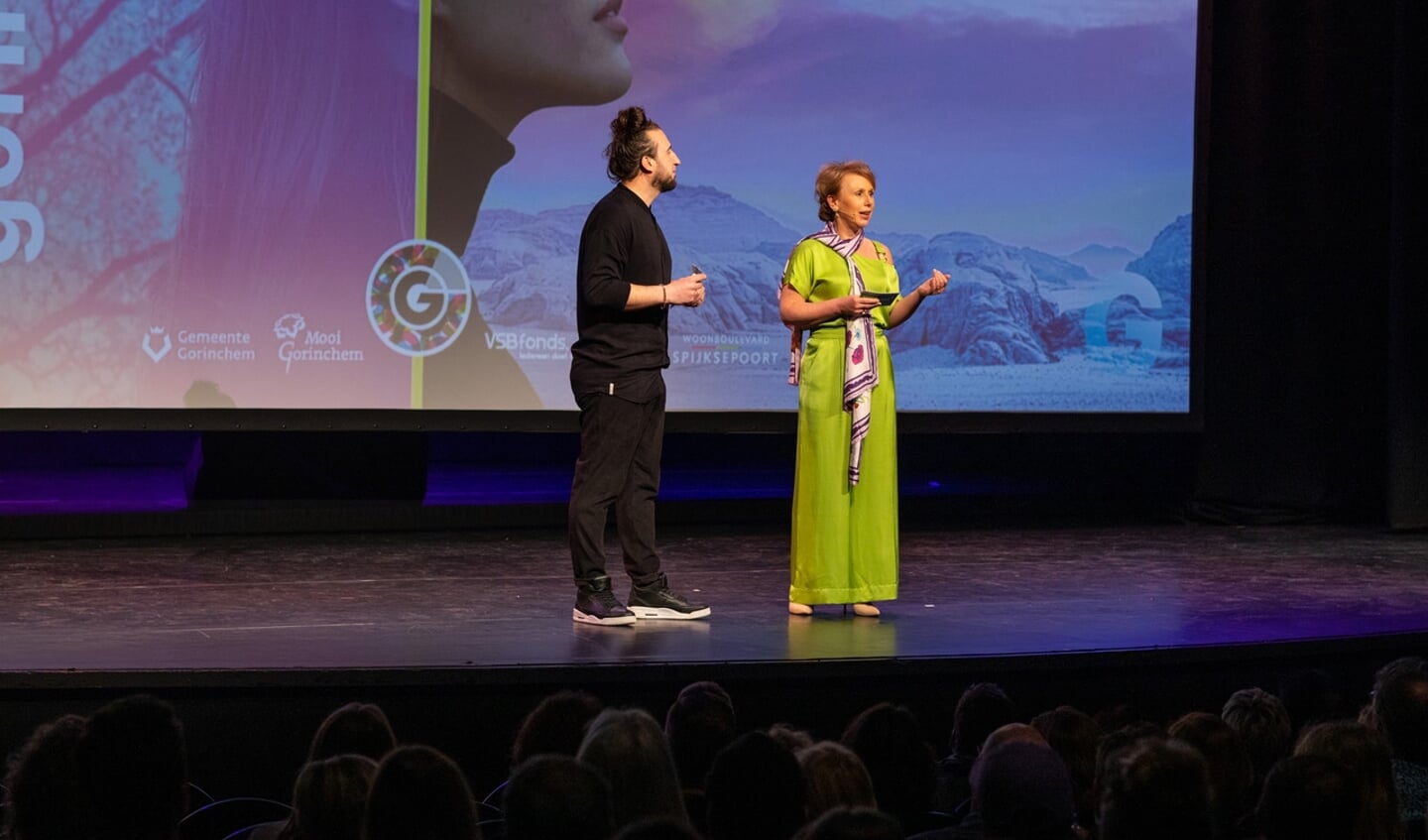 Host Georgios Lazakis en festivaldirecteur Anika van der Kevie openden het filmfestival 2023