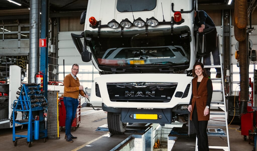 Algemeen directeur Bert Roordink en manager kwaliteit en pr Gerjanne Staal van Roordink Bedrijfswagens.