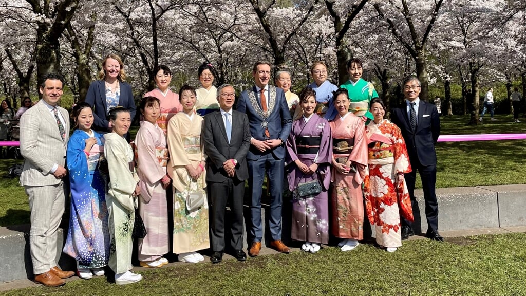 Wethouders Elzakalai en Gordon, de ambassadeur van Japan Minami, burgemeester Poppens, voorzitter Japanse Kamer van Koophandel Miyamoto en dames van de Japan Women’s Club in het bloesempark.