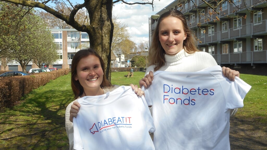 Anna van Wagensveld (l) en Karin Middel lopen als team Just Diabeat It! mee met de Nijmeegse Vierdaagse om zoveel mogelijk geld op te halen voor het Diabetes Fonds.