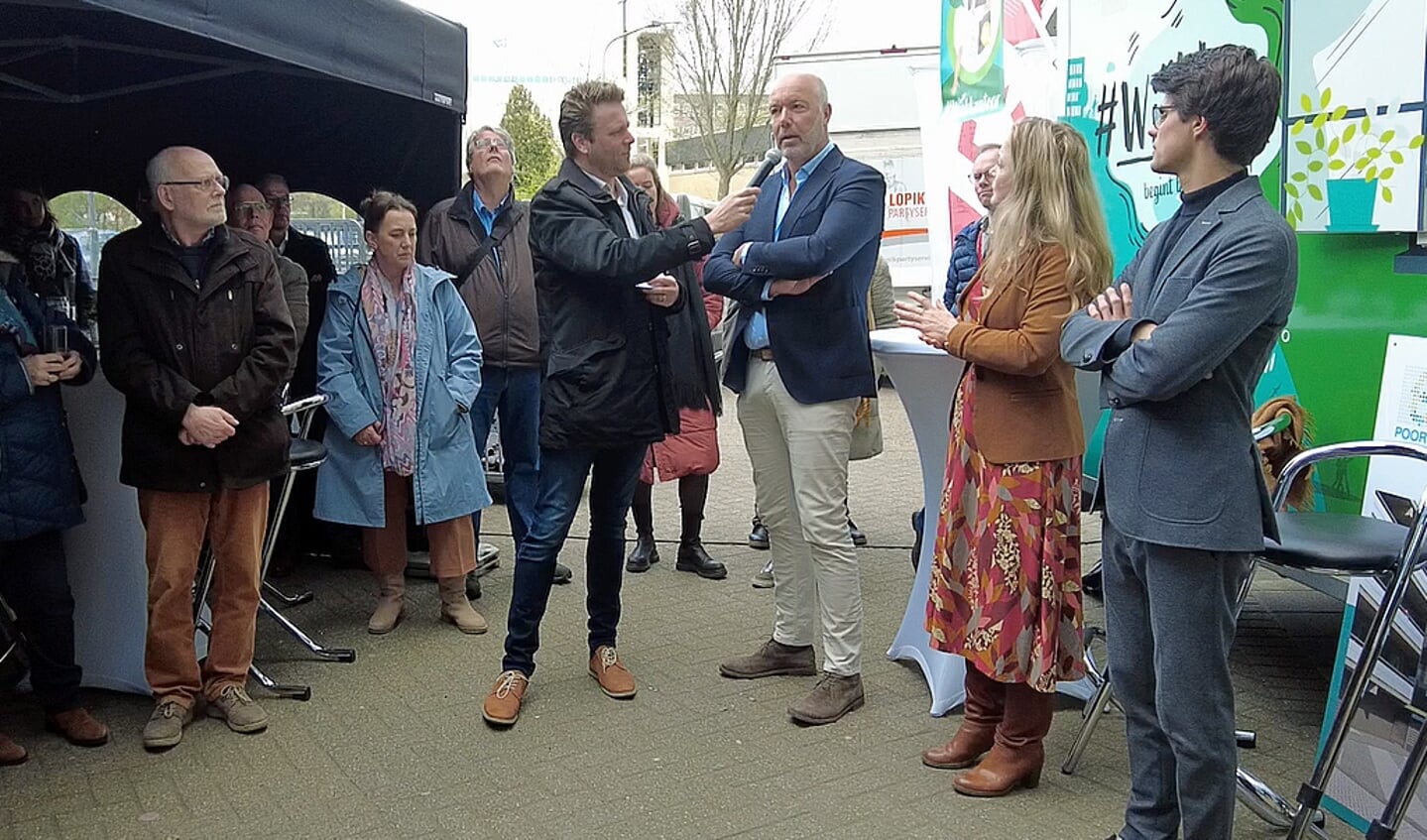 Opleverfeest warmtenet van de Willem-Alexanderflat. 
Ruben Duinker  praat met directeur Smits Vastgoedzorg