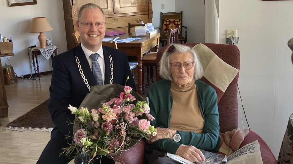 Loco-burgemeester Engbert Stroobosscher feliciteerde Annigje Pijpers-Dekker met haar 103e verjaardag.
