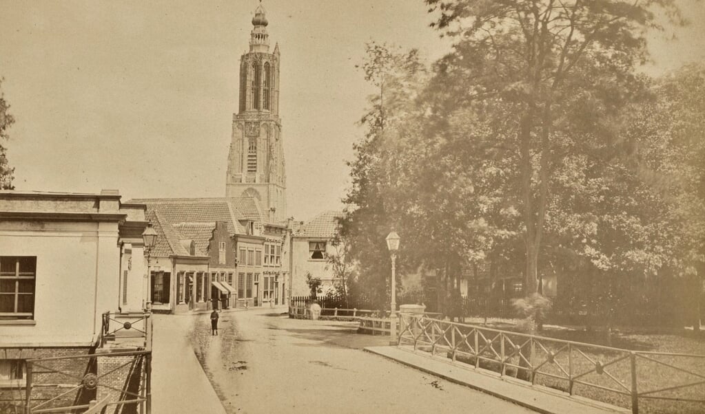 De Utrechtsestraat in het jaar 1870, met op de voorgrond de tweede stadsgracht en links het voormalige tolhuisje.